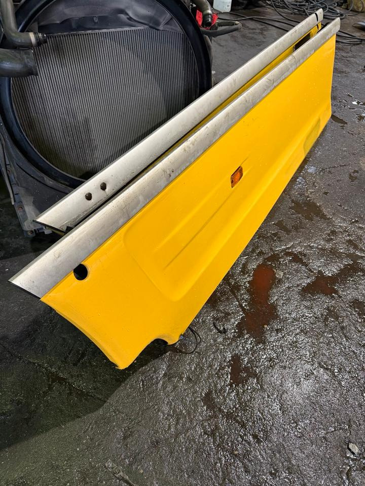 DAF XF 105.460 Seitenspoiler Links & Rechts - Spare parts: picture 2 DAF XF 105.460 Seitenspoiler Links & Rechts - Spare parts: picture 2