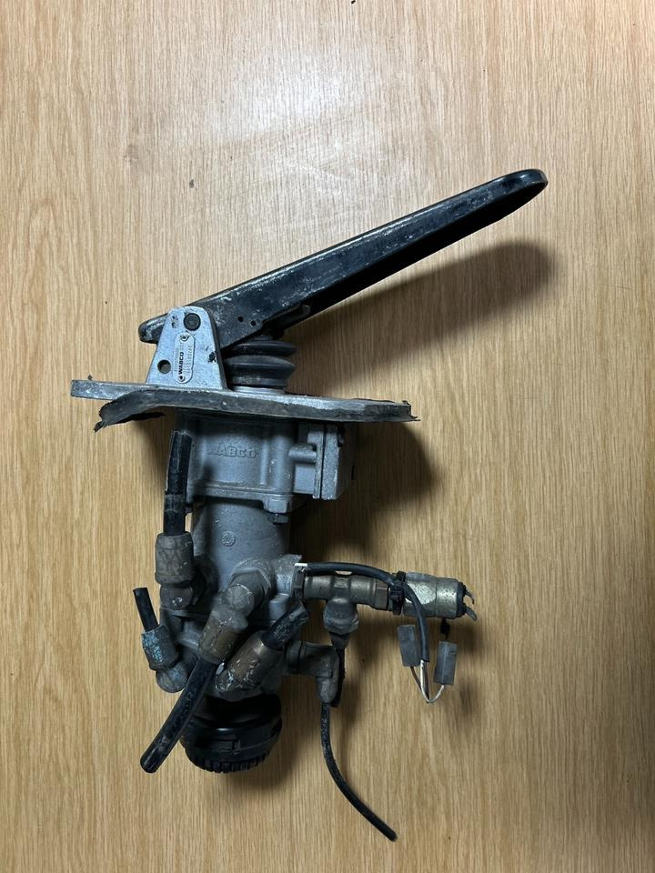 Wabco Bremsventil 4613180260 - Brake valve for Truck: picture 1 Wabco Bremsventil 4613180260 - Brake valve for Truck: picture 1