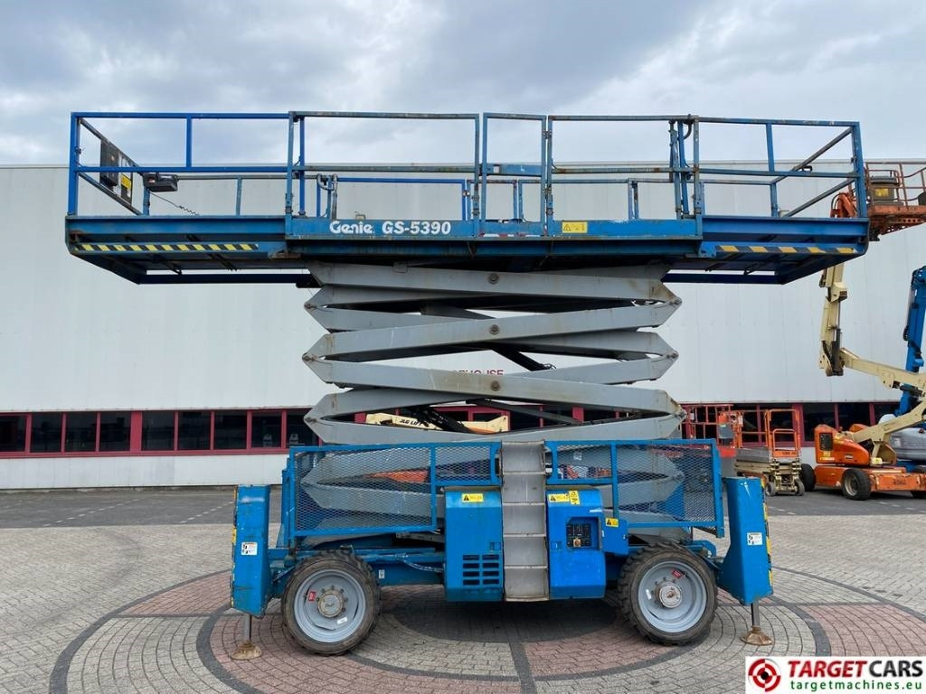 Genie GS-5390RT Diesel 4x4 Scissor Work Lift 1815cm - Scissor lift: picture 5 Genie GS-5390RT Diesel 4x4 Scissor Work Lift 1815cm - Scissor lift: picture 5