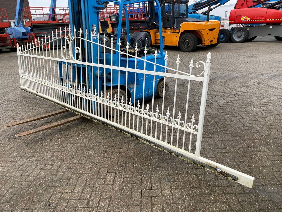 IRON SLIDING GATE 542CM INCLUDED 3 POSTS USED - Tool/ Equipment: picture 4 IRON SLIDING GATE 542CM INCLUDED 3 POSTS USED - Tool/ Equipment: picture 4