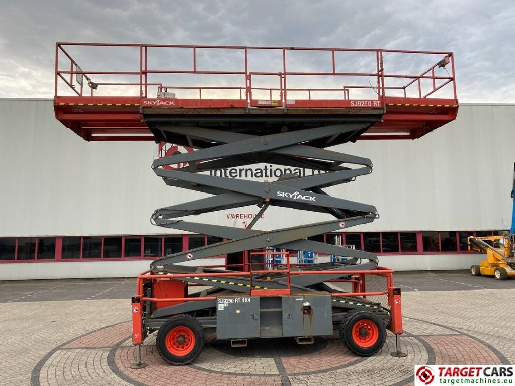 SkyJack SJ9250 RT Diesel 4x4 Scissor 9250 Work Lift 1720cm - Scissor lift: picture 5 SkyJack SJ9250 RT Diesel 4x4 Scissor 9250 Work Lift 1720cm - Scissor lift: picture 5