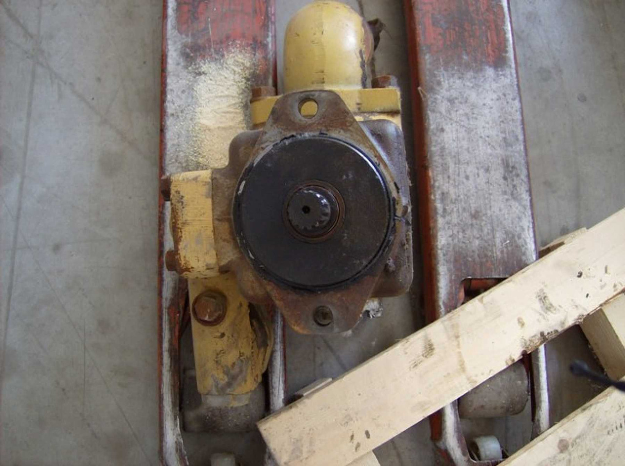 Caterpillar 826C Pompa idraulica di sterzo e movimentazione lama - Hydraulic pump for Construction machinery: picture 2 Caterpillar 826C Pompa idraulica di sterzo e movimentazione lama - Hydraulic pump for Construction machinery: picture 2