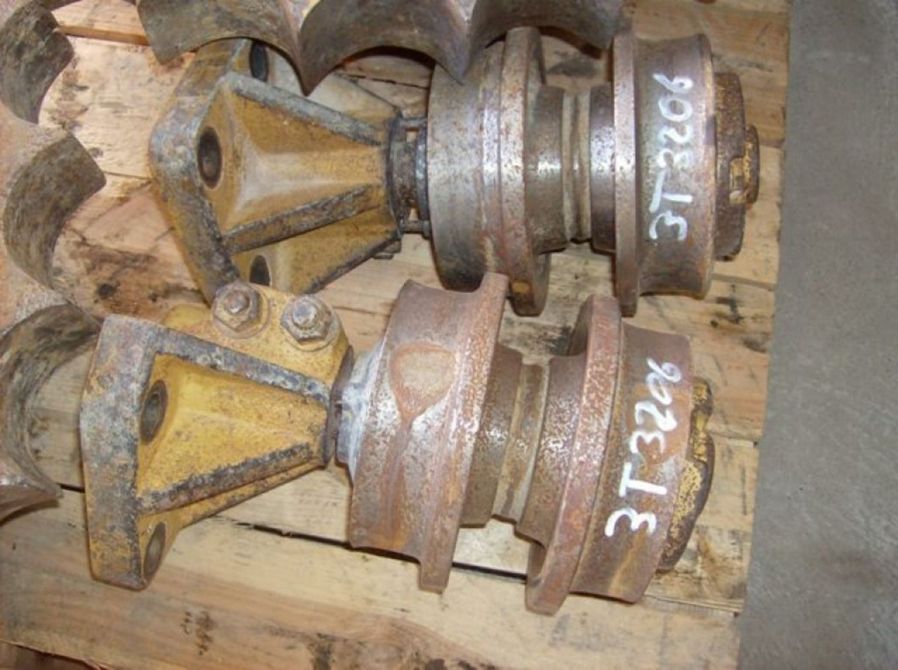 Caterpillar 963 Rulli superiori - Track roller for Construction machinery: picture 1 Caterpillar 963 Rulli superiori - Track roller for Construction machinery: picture 1