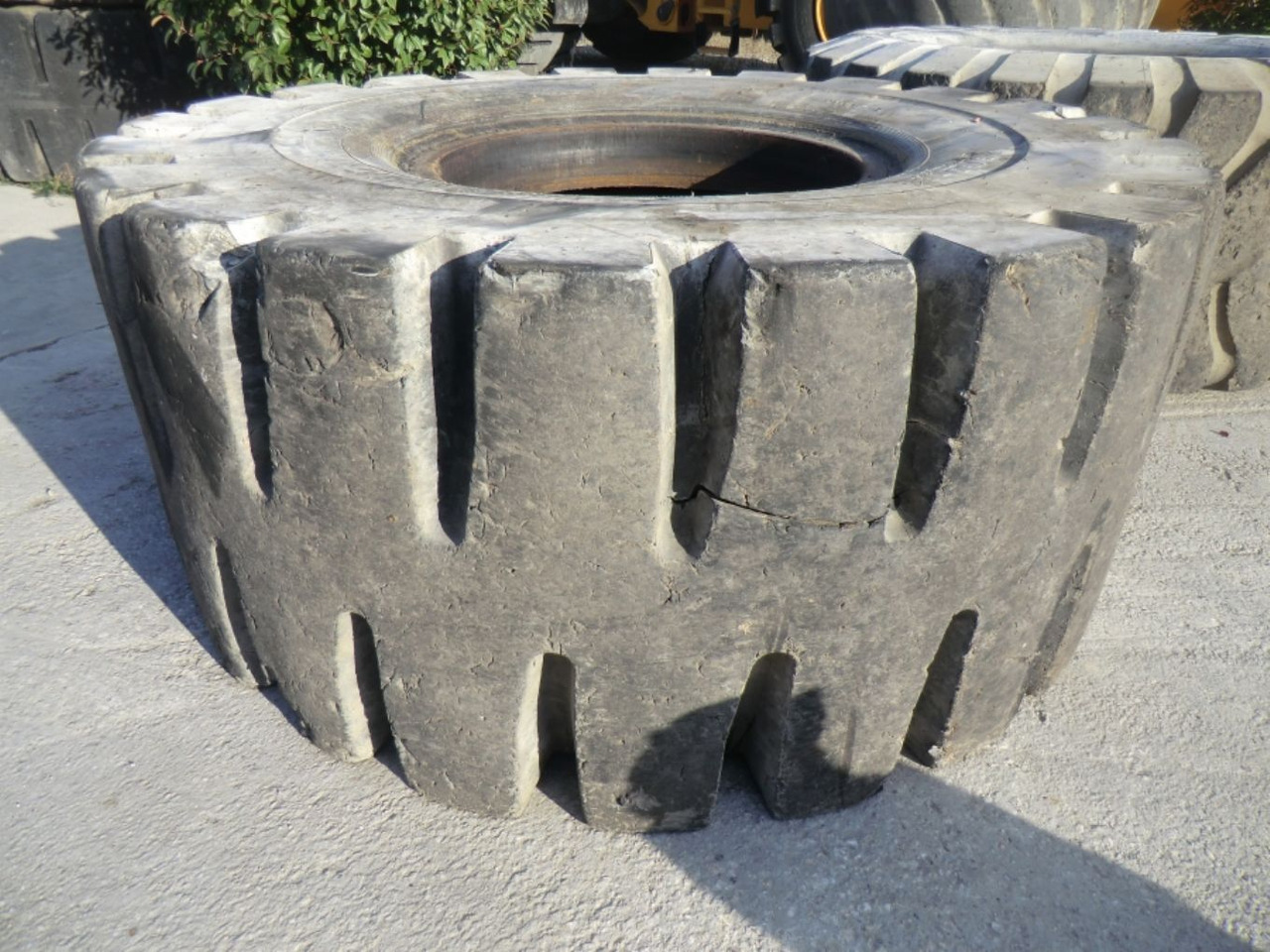 UNITED 35/65-33 L5 Pneumatico misura 35/65-33 L5 passo alto. - Tire for Construction machinery: picture 2 UNITED 35/65-33 L5 Pneumatico misura 35/65-33 L5 passo alto. - Tire for Construction machinery: picture 2