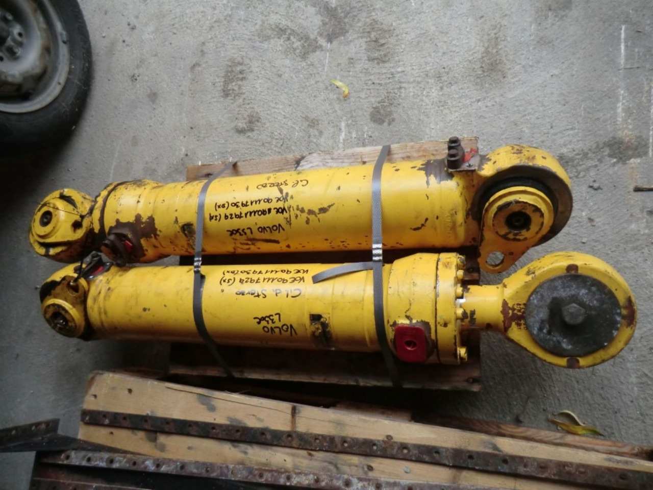 VOLVO L330E CILINDRI DI STERZO SX - Hydraulic cylinder for Construction machinery: picture 2 VOLVO L330E CILINDRI DI STERZO SX - Hydraulic cylinder for Construction machinery: picture 2