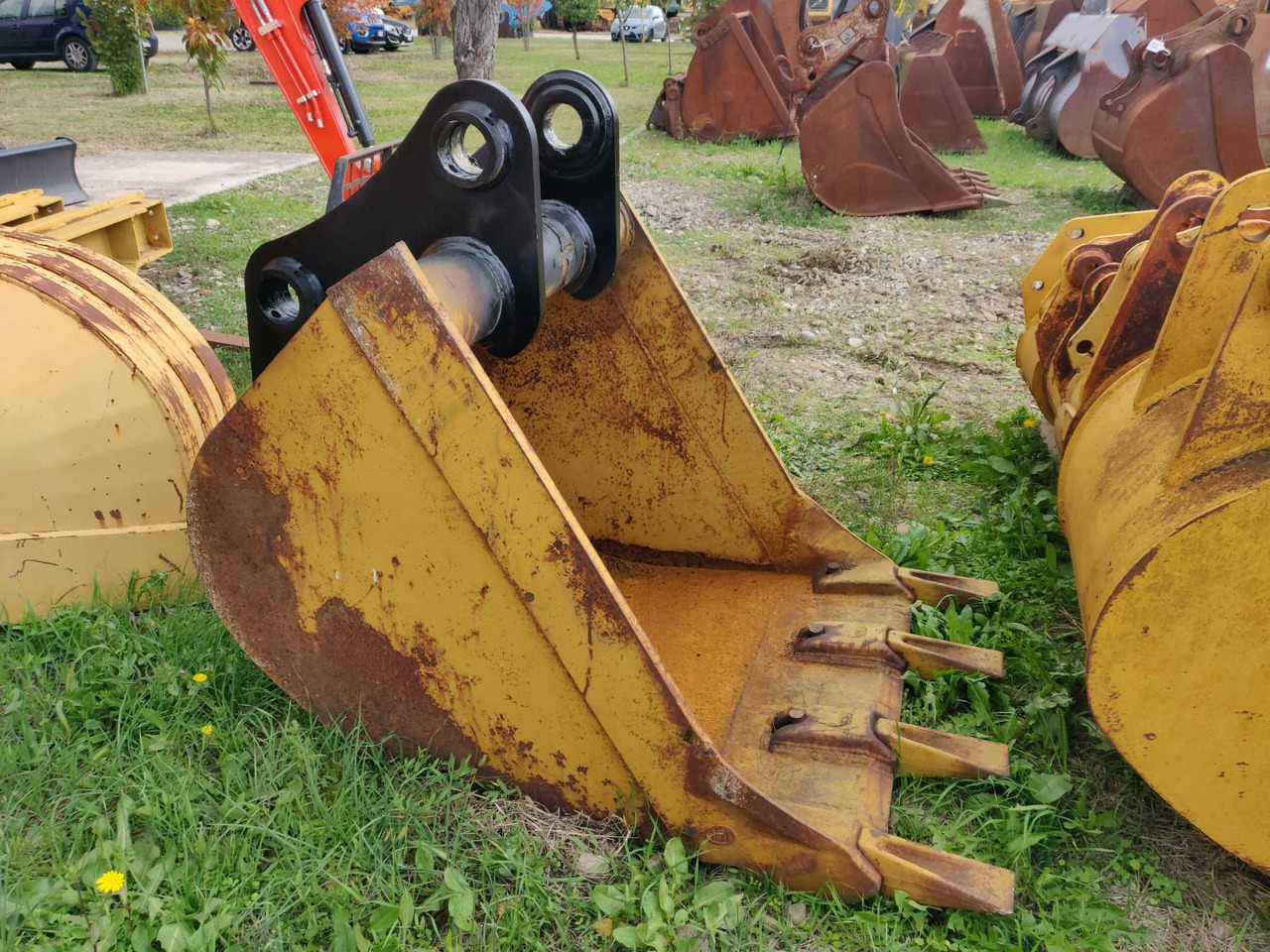 Varie 1000 MM benna da 1000 mm con denti. Attacco adattabile CAT 323B e VOLVO EC220 - Excavator bucket: picture 2 Varie 1000 MM benna da 1000 mm con denti. Attacco adattabile CAT 323B e VOLVO EC220 - Excavator bucket: picture 2