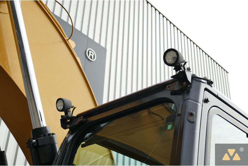 Crawler excavator Caterpillar 325F LCR: picture 19