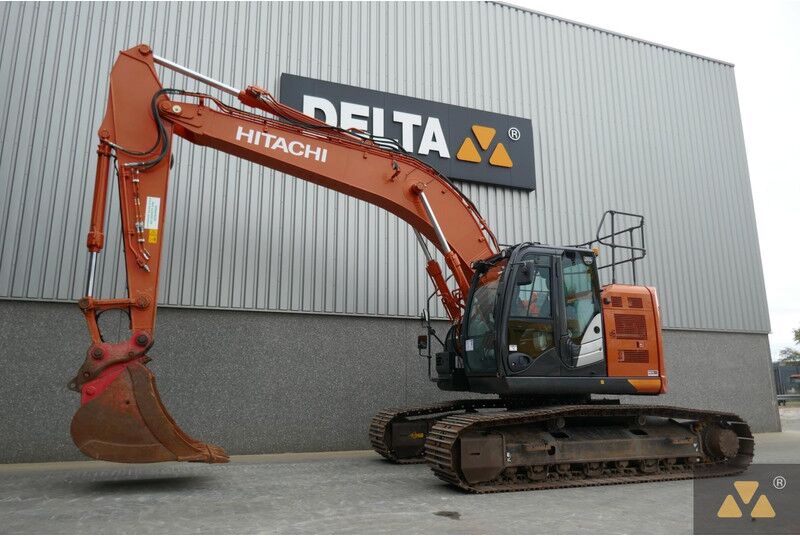 Hitachi ZX225USLC-6 - Crawler excavator: picture 3 Hitachi ZX225USLC-6 - Crawler excavator: picture 3
