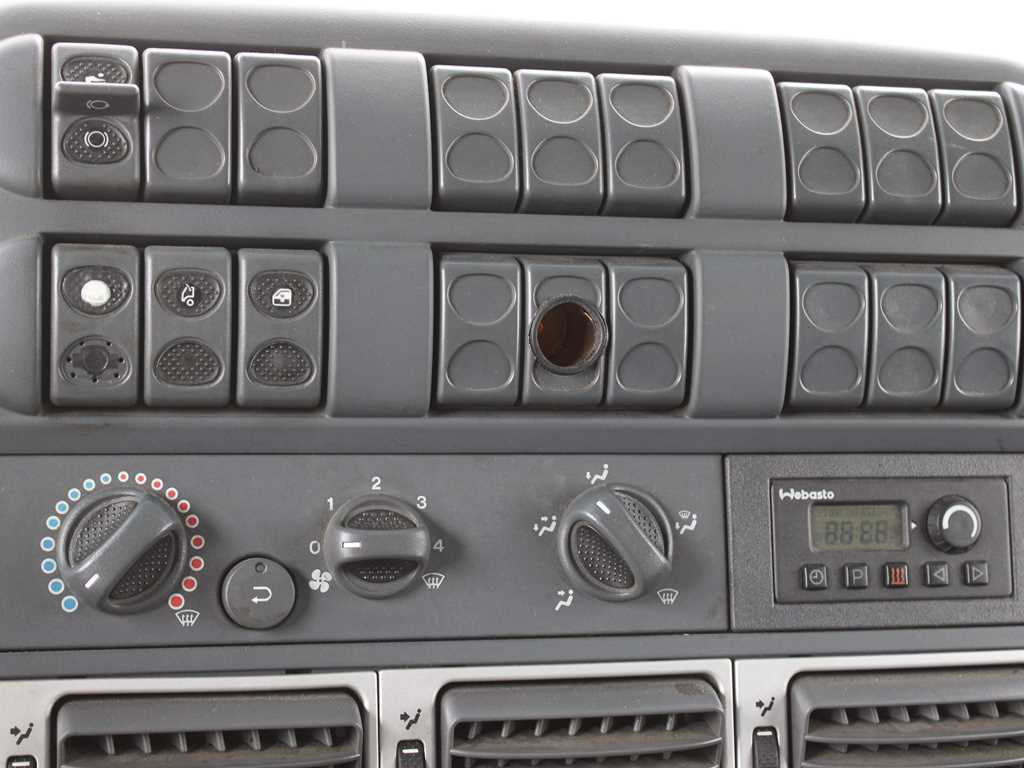 Curtainsider truck Iveco EUROCARGO 75E18, EURO 4, PNEU 80%: picture 17