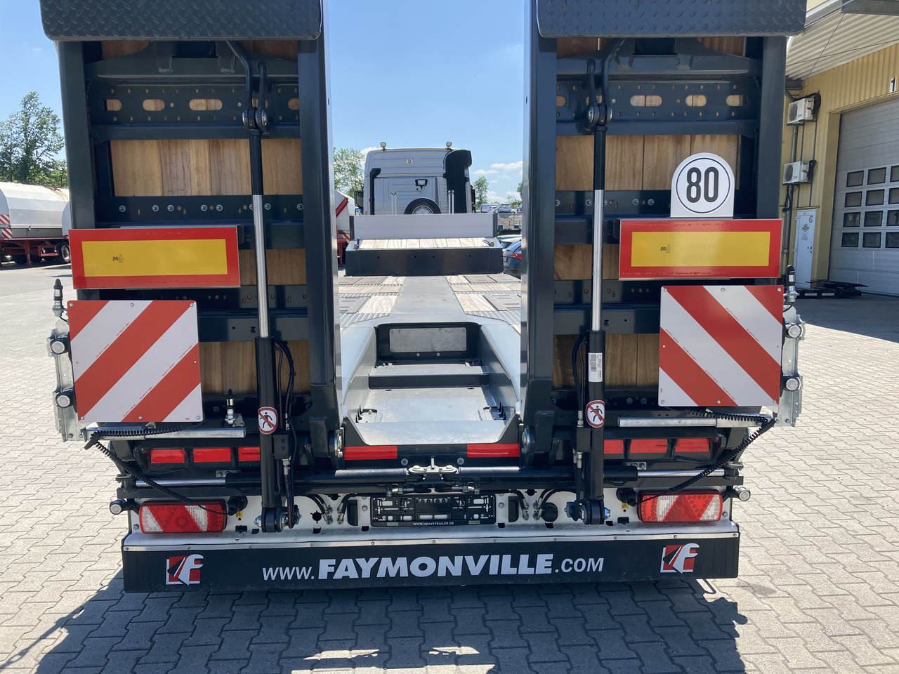 FAYMONVILLE 4(2+2)-Achs-Tele-Semi mit Radmulden und Rampen - Low loader semi-trailer: picture 4 FAYMONVILLE 4(2+2)-Achs-Tele-Semi mit Radmulden und Rampen - Low loader semi-trailer: picture 4