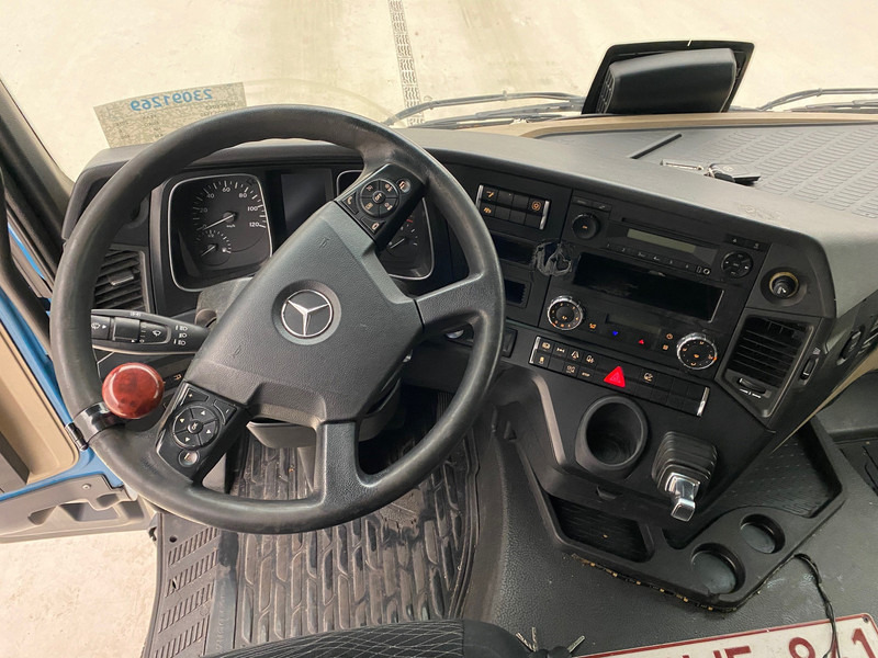 Interior photo 1: Tractor unit Mercedes-Benz Actros 1940
