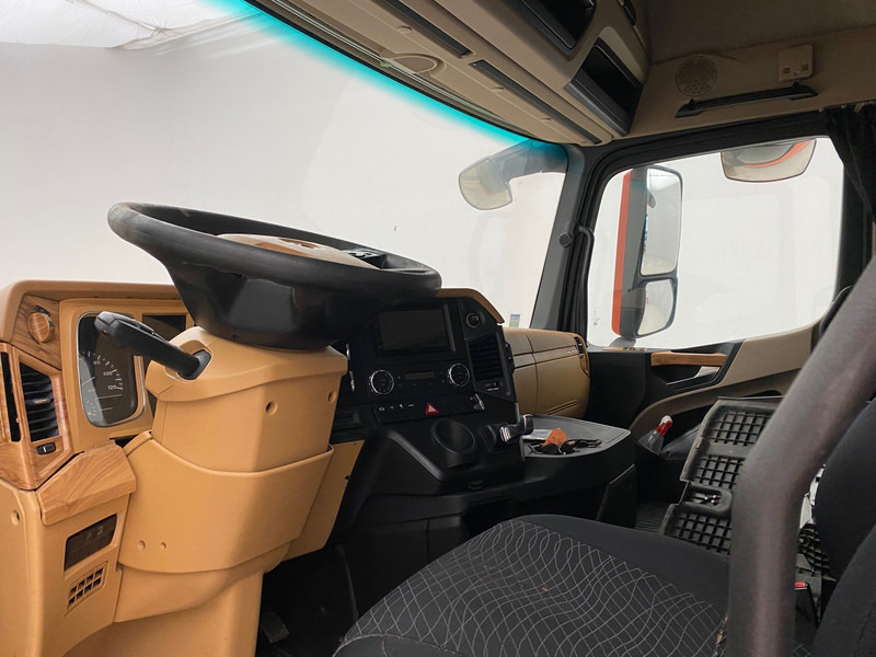 Tractor unit Mercedes-Benz Actros 1945: picture 9