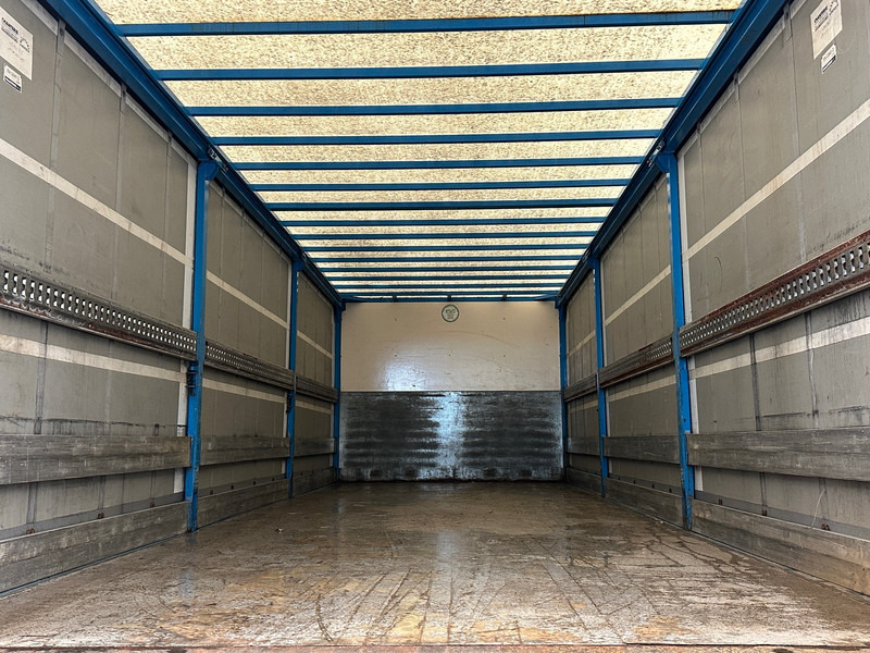 Curtainsider truck Volvo FE 320: picture 6