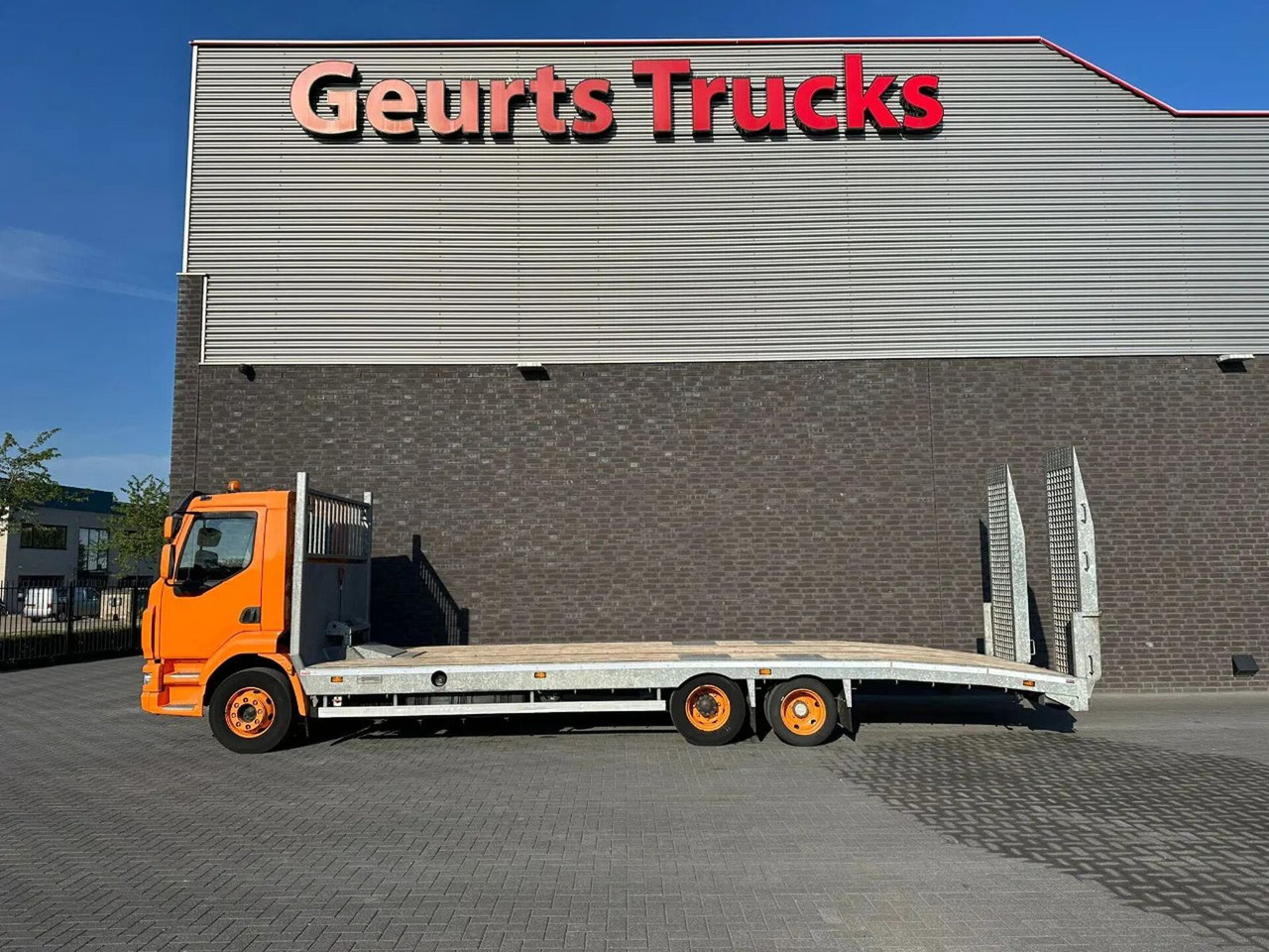 DAF LF OPRIJ 23-82 V OPRIJWAGEN / MACHINE TRANSPORTE - Autotransporter truck: picture 1 DAF LF OPRIJ 23-82 V OPRIJWAGEN / MACHINE TRANSPORTE - Autotransporter truck: picture 1