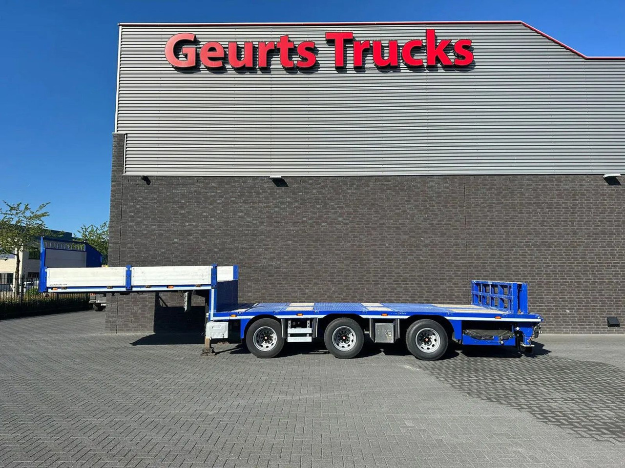 Emtech NNR48 3 ASSER HYDRAULISCHE GESTUURDE KORTE UITSC - Low loader semi-trailer: picture 1 Emtech NNR48 3 ASSER HYDRAULISCHE GESTUURDE KORTE UITSC - Low loader semi-trailer: picture 1