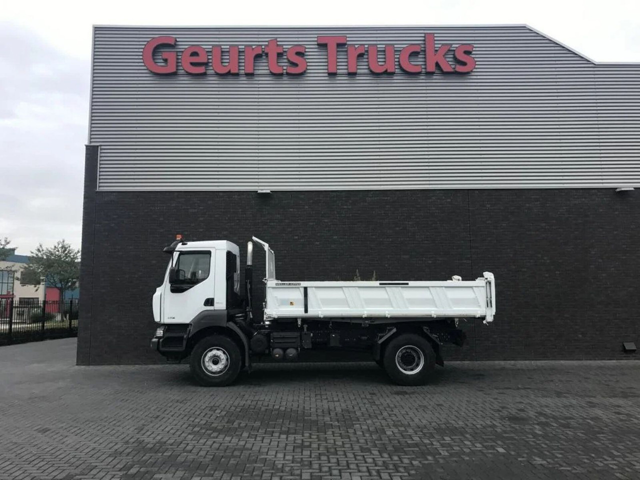 Renault Kerax 330 DXI 4X2 KIPPER/TIPPER ONLY 27.000 KM ! - Tipper: picture 1 Renault Kerax 330 DXI 4X2 KIPPER/TIPPER ONLY 27.000 KM ! - Tipper: picture 1