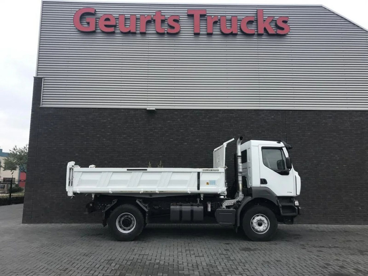 Renault Kerax 330 DXI 4X2 KIPPER/TIPPER ONLY 27.000 KM ! - Tipper: picture 3 Renault Kerax 330 DXI 4X2 KIPPER/TIPPER ONLY 27.000 KM ! - Tipper: picture 3