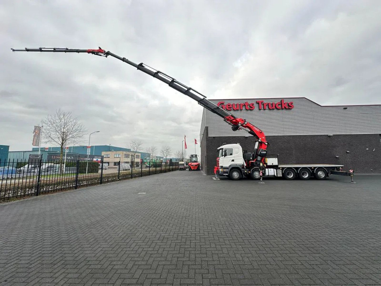 Scania R520 V8 10X4 TRIDEM + F1650RA.2.28 + JIB L816 KR - Crane truck: picture 5 Scania R520 V8 10X4 TRIDEM + F1650RA.2.28 + JIB L816 KR - Crane truck: picture 5
