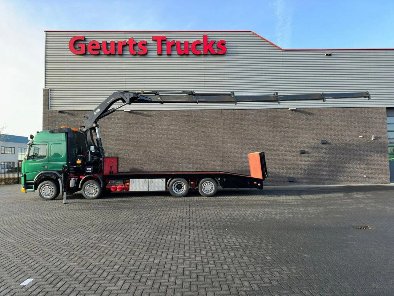 Volvo FM 500 8X2 OPRIJWAGEN/MACHINE TRANSPORTER + HIAB - Crane truck: picture 1 Volvo FM 500 8X2 OPRIJWAGEN/MACHINE TRANSPORTER + HIAB - Crane truck: picture 1