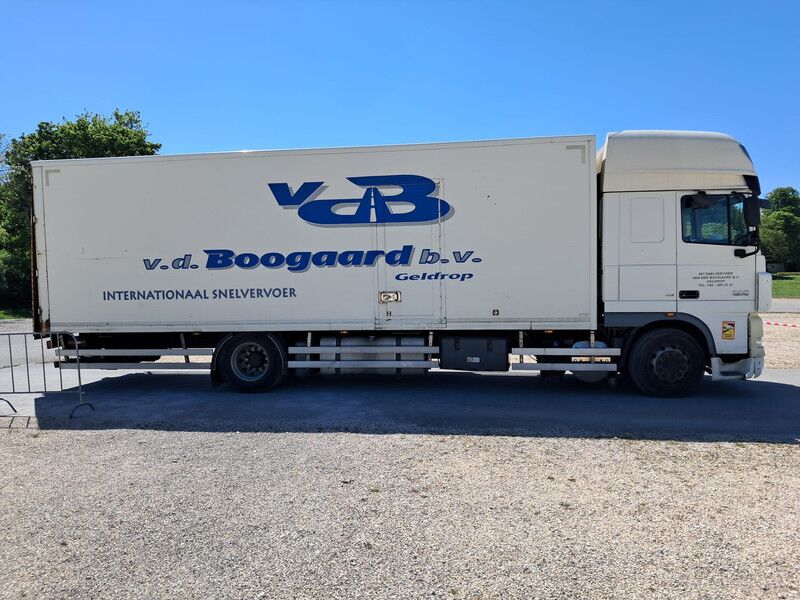 DAF XF 105 410 met laadklep - Box truck: picture 1 DAF XF 105 410 met laadklep - Box truck: picture 1