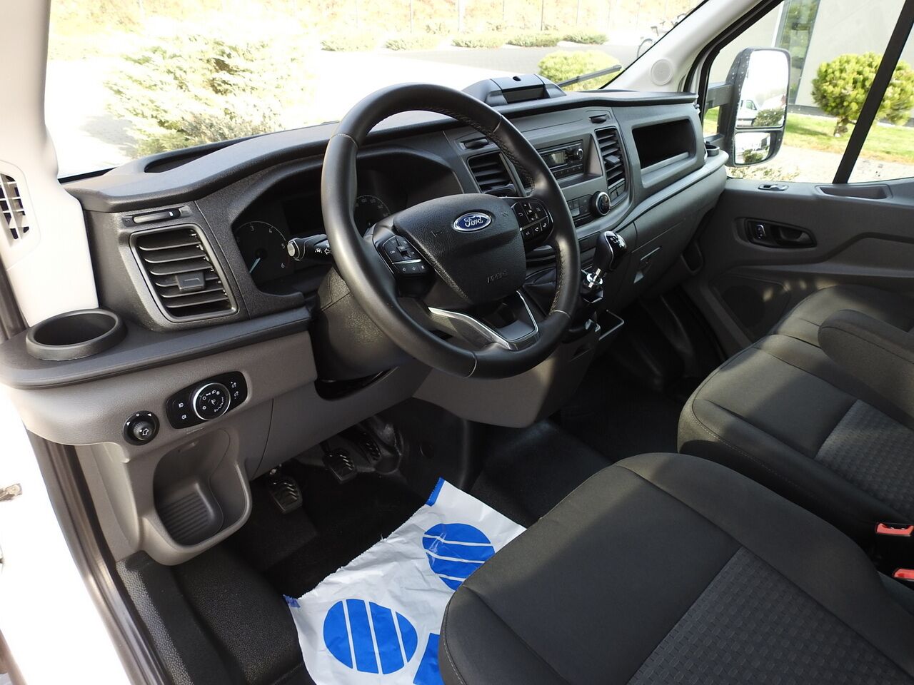 FORD TRANSIT BOX LIFT 8 PALLETS CRUISE CONTROL AIR CONDITIONING 130HP - Box van: picture 2 FORD TRANSIT BOX LIFT 8 PALLETS CRUISE CONTROL AIR CONDITIONING 130HP - Box van: picture 2