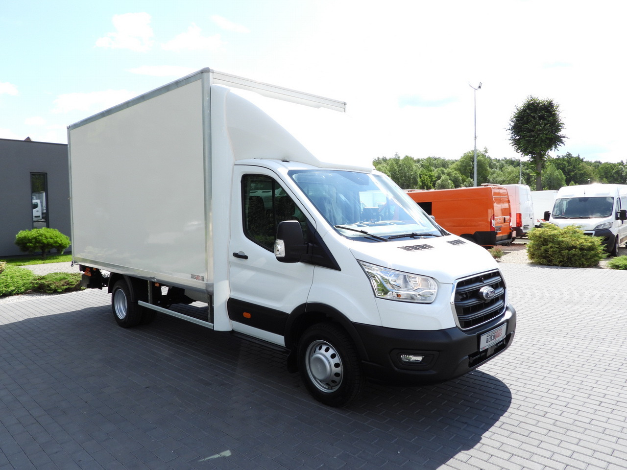 FORD TRANSIT BOX LIFT 8 PALLETS CRUISE CONTROL LED LIGHTS TWIN WHEELS AIR CONDITIONING 130HP - Box van: picture 4 FORD TRANSIT BOX LIFT 8 PALLETS CRUISE CONTROL LED LIGHTS TWIN WHEELS AIR CONDITIONING 130HP - Box van: picture 4