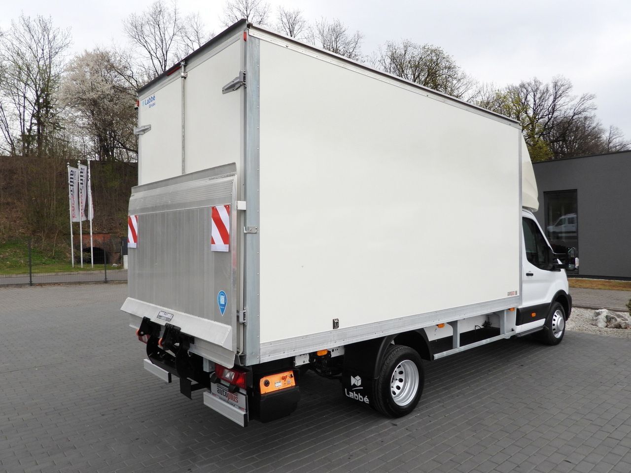 FORD TRANSIT BOX LIFT 8 PALLETS CRUISE CONTROL NAVIGATION TWIN WHEELS AIR CONDITIONING 130HP - Box van: picture 3 FORD TRANSIT BOX LIFT 8 PALLETS CRUISE CONTROL NAVIGATION TWIN WHEELS AIR CONDITIONING 130HP - Box van: picture 3