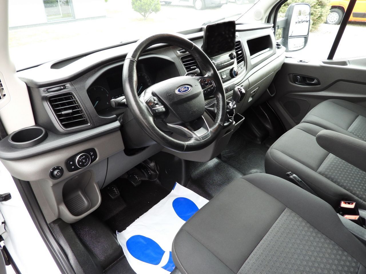 FORD TRANSIT BOX LIFT 8 PALLETS CRUISE CONTROL NAVIGATION TWIN WHEELS AIR CONDITIONING 130HP - Box van: picture 2 FORD TRANSIT BOX LIFT 8 PALLETS CRUISE CONTROL NAVIGATION TWIN WHEELS AIR CONDITIONING 130HP - Box van: picture 2