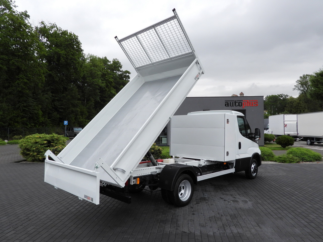 IVECO DAILY 35C16 TIPPER CRUISE CONTROL AIR CONDITIONING TWIN WHEELS 160HP - Tipper van: picture 3 IVECO DAILY 35C16 TIPPER CRUISE CONTROL AIR CONDITIONING TWIN WHEELS 160HP - Tipper van: picture 3