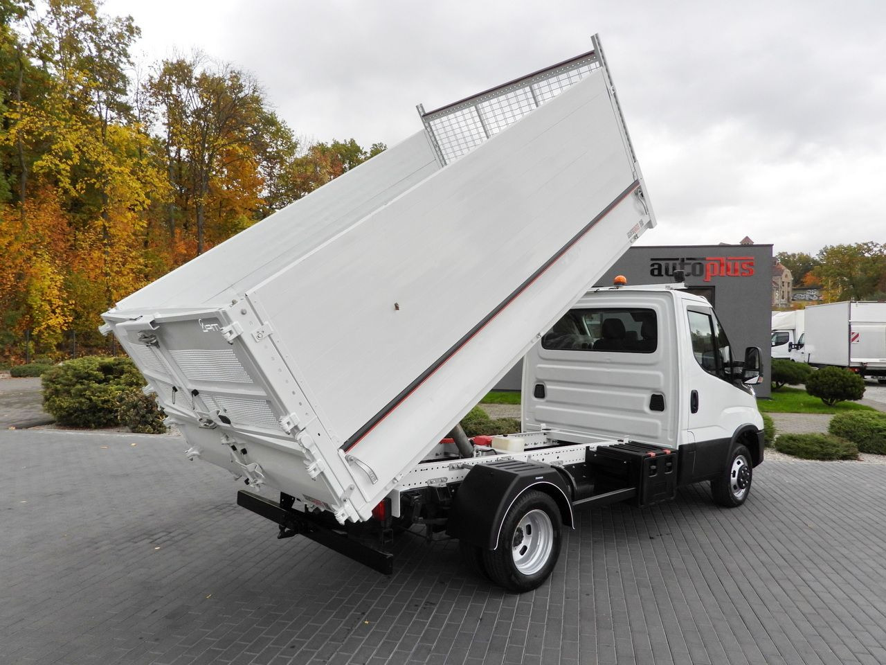 IVECO DAILY 35C21 TIPPER CRUISE CONTROL NAVIGATION LED LIGHTS AUTOMATIC TRANSMISSION TWIN WHEELS AIR CONDITIONING 210HP - Tipper van: picture 3 IVECO DAILY 35C21 TIPPER CRUISE CONTROL NAVIGATION LED LIGHTS AUTOMATIC TRANSMISSION TWIN WHEELS AIR CONDITIONING 210HP - Tipper van: picture 3