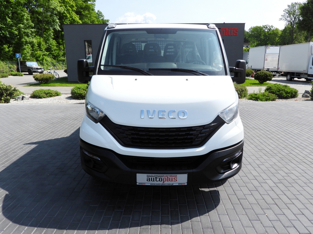 IVECO DAILY 35S12 STAKE BODY DOUBLE CABIN DOKA 7 SEATS AIR CONDITIONING 120HP - Flatbed van: picture 5 IVECO DAILY 35S12 STAKE BODY DOUBLE CABIN DOKA 7 SEATS AIR CONDITIONING 120HP - Flatbed van: picture 5