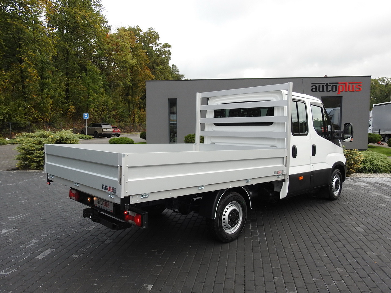 IVECO DAILY 35S15 STAKE BODY DOUBLE CABIN DOKA 7 SEATS AIR CONDITIONING 150HP - Flatbed van: picture 3 IVECO DAILY 35S15 STAKE BODY DOUBLE CABIN DOKA 7 SEATS AIR CONDITIONING 150HP - Flatbed van: picture 3