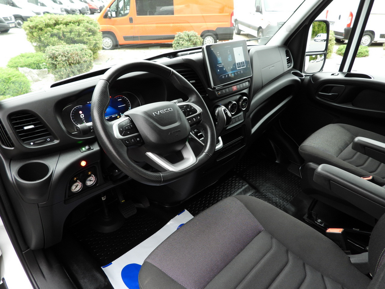 IVECO DAILY 35S18 BOX HI-MATIC LIFT 8 PALLETS CRUISE CONTROL NAVIGATION LED LIGHTS PNEUMATICS AUTOMATIC TRANSMISSION HI-MATIC AIR CONDITIONING 180HP - Refrigerated van: picture 2 IVECO DAILY 35S18 BOX HI-MATIC LIFT 8 PALLETS CRUISE CONTROL NAVIGATION LED LIGHTS PNEUMATICS AUTOMATIC TRANSMISSION HI-MATIC AIR CONDITIONING 180HP - Refrigerated van: picture 2