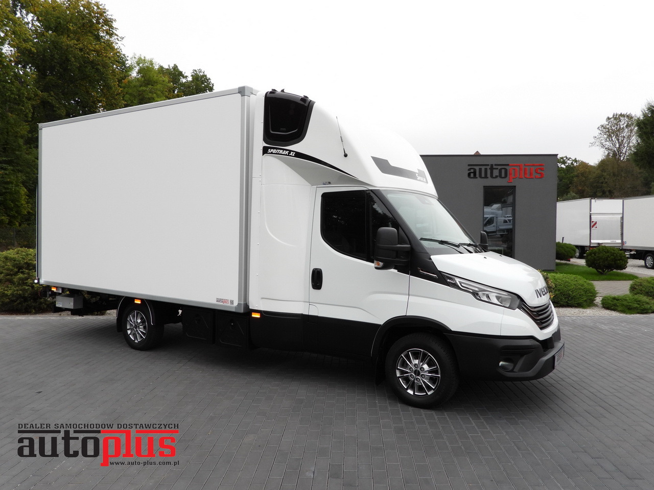 IVECO DAILY 35S18 BOX HI-MATIC LIFT 8 PALLETS CRUISE CONTROL NAVIGATION LED LIGHTS PNEUMATICS AUTOMATIC TRANSMISSION HI-MATIC AIR CONDITIONING 180HP - Box van: picture 1 IVECO DAILY 35S18 BOX HI-MATIC LIFT 8 PALLETS CRUISE CONTROL NAVIGATION LED LIGHTS PNEUMATICS AUTOMATIC TRANSMISSION HI-MATIC AIR CONDITIONING 180HP - Box van: picture 1