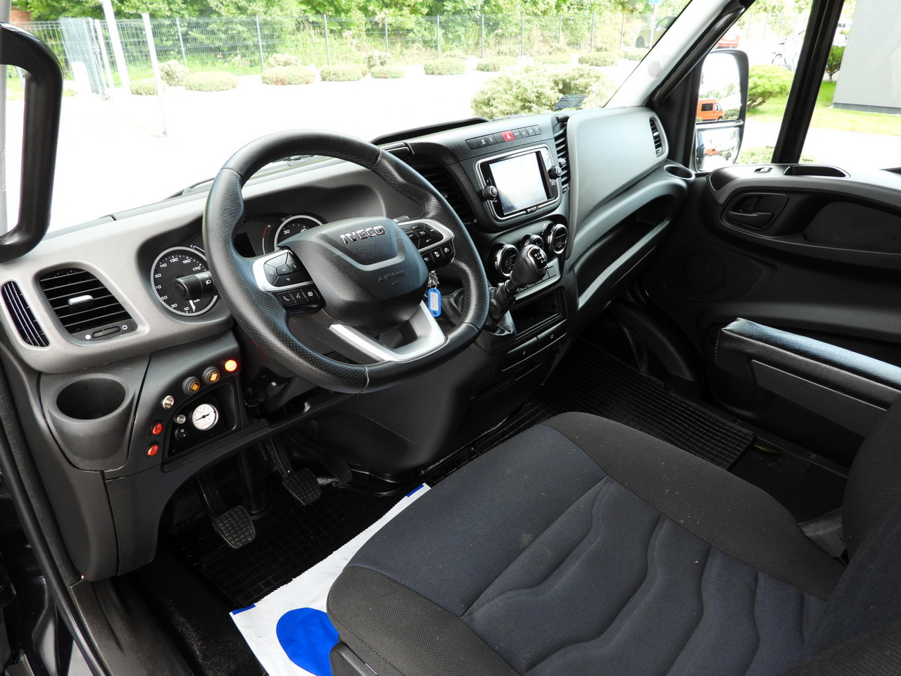 IVECO DAILY 35S18 BOX LIFT 8 PALLETS WEBASTO CRUISE CONTROL NAVIGATION LED LIGHTS PNEUMATICS AIR CONDITIONING 180HP - Box van: picture 2 IVECO DAILY 35S18 BOX LIFT 8 PALLETS WEBASTO CRUISE CONTROL NAVIGATION LED LIGHTS PNEUMATICS AIR CONDITIONING 180HP - Box van: picture 2