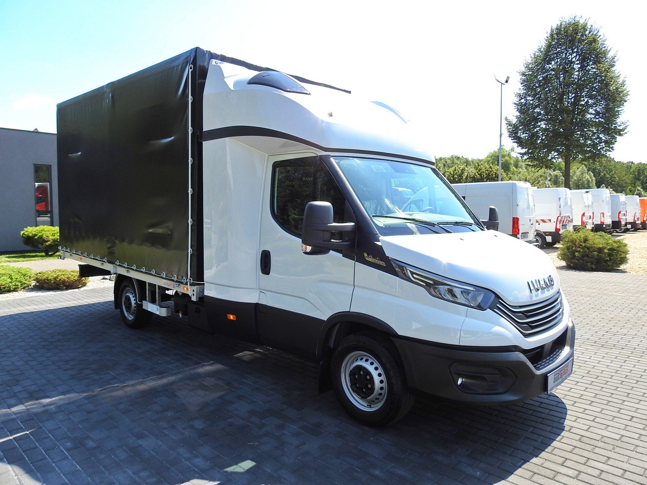 IVECO DAILY 35S18 NEW TARPAULIN 8 PALLETS CRUISE CONTROL NAVIGATION LED LIGHTS AUTOMATIC TRANSMISSION HI-MATIC MANUFACTURERS WARRANTY 180HP - Curtain side van: picture 4 IVECO DAILY 35S18 NEW TARPAULIN 8 PALLETS CRUISE CONTROL NAVIGATION LED LIGHTS AUTOMATIC TRANSMISSION HI-MATIC MANUFACTURERS WARRANTY 180HP - Curtain side van: picture 4