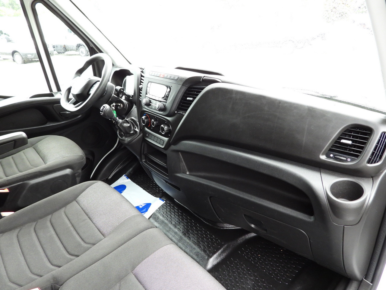 Curtain side van IVECO DAILY 35S18 TARPAULIN LIFT 8 PALLETS WEBASTO CRUISE CONTROL LED LIGHTS AIR CONDITIONING  180HP: picture 45 Curtain side van IVECO DAILY 35S18 TARPAULIN LIFT 8 PALLETS WEBASTO CRUISE CONTROL LED LIGHTS AIR CONDITIONING  180HP: picture 45