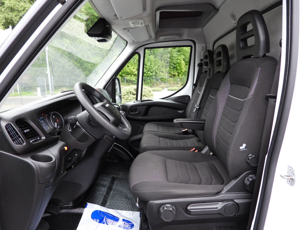 Curtain side van IVECO DAILY 35S18 TARPAULIN LIFT 8 PALLETS WEBASTO CRUISE CONTROL LED LIGHTS AIR CONDITIONING  180HP: picture 31 Curtain side van IVECO DAILY 35S18 TARPAULIN LIFT 8 PALLETS WEBASTO CRUISE CONTROL LED LIGHTS AIR CONDITIONING  180HP: picture 31