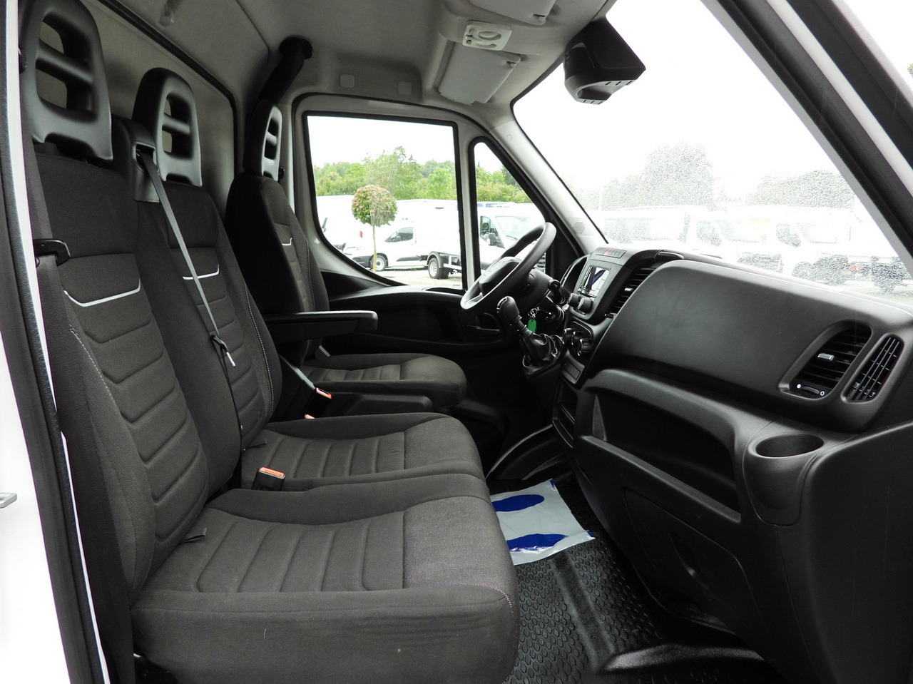 Curtain side van IVECO DAILY 35S18 TARPAULIN LIFT 8 PALLETS WEBASTO CRUISE CONTROL LED LIGHTS AIR CONDITIONING  180HP: picture 44 Curtain side van IVECO DAILY 35S18 TARPAULIN LIFT 8 PALLETS WEBASTO CRUISE CONTROL LED LIGHTS AIR CONDITIONING  180HP: picture 44