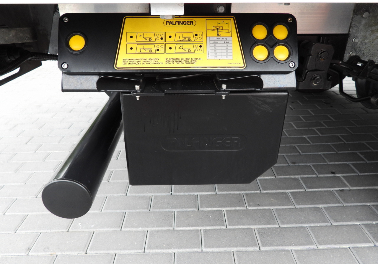 Curtain side van IVECO DAILY 35S18 TARPAULIN LIFT 8 PALLETS WEBASTO CRUISE CONTROL LED LIGHTS AIR CONDITIONING  180HP: picture 26 Curtain side van IVECO DAILY 35S18 TARPAULIN LIFT 8 PALLETS WEBASTO CRUISE CONTROL LED LIGHTS AIR CONDITIONING  180HP: picture 26