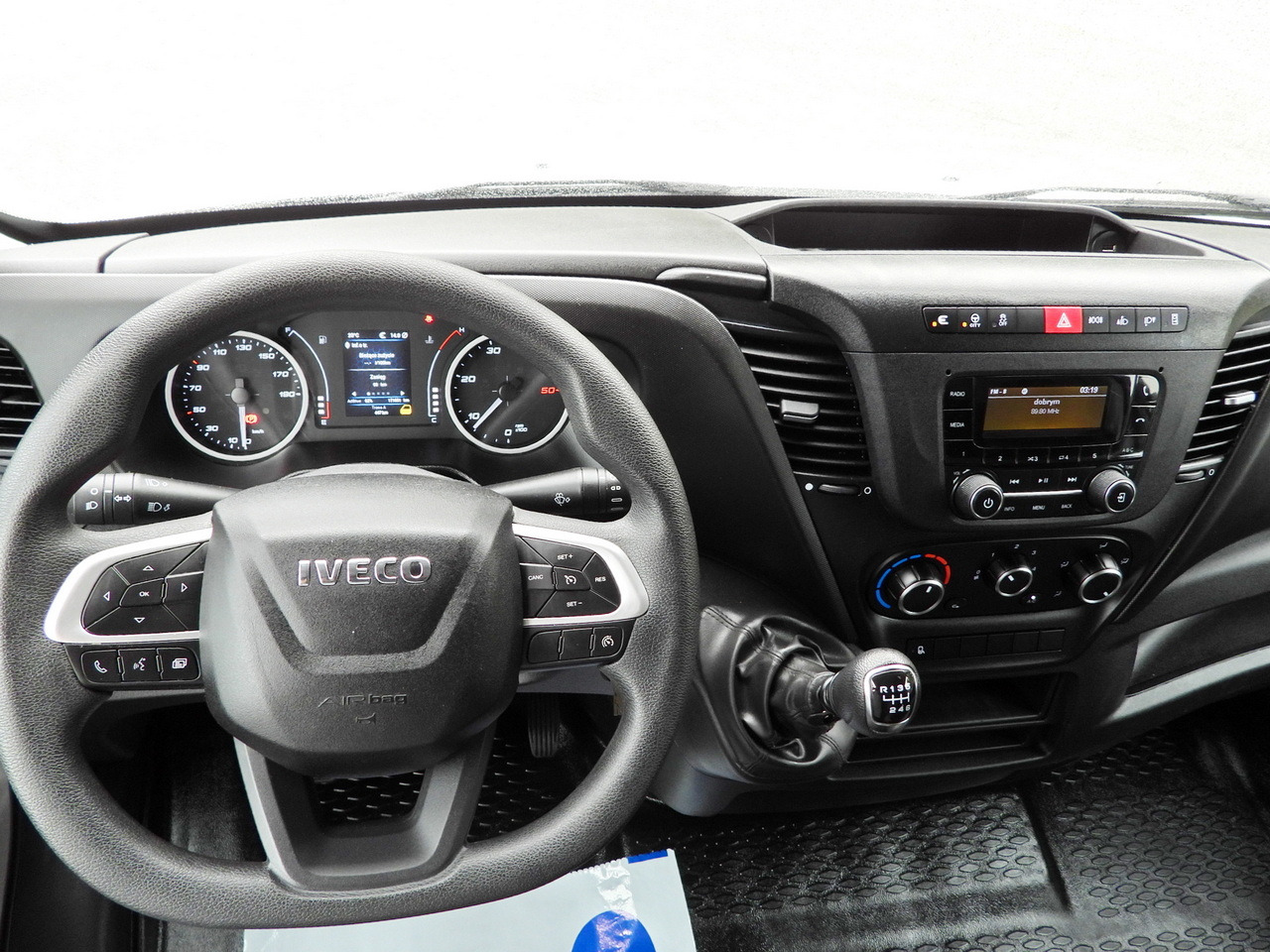 Curtain side van IVECO DAILY 35S18 TARPAULIN LIFT 8 PALLETS WEBASTO CRUISE CONTROL LED LIGHTS AIR CONDITIONING  180HP: picture 33 Curtain side van IVECO DAILY 35S18 TARPAULIN LIFT 8 PALLETS WEBASTO CRUISE CONTROL LED LIGHTS AIR CONDITIONING  180HP: picture 33