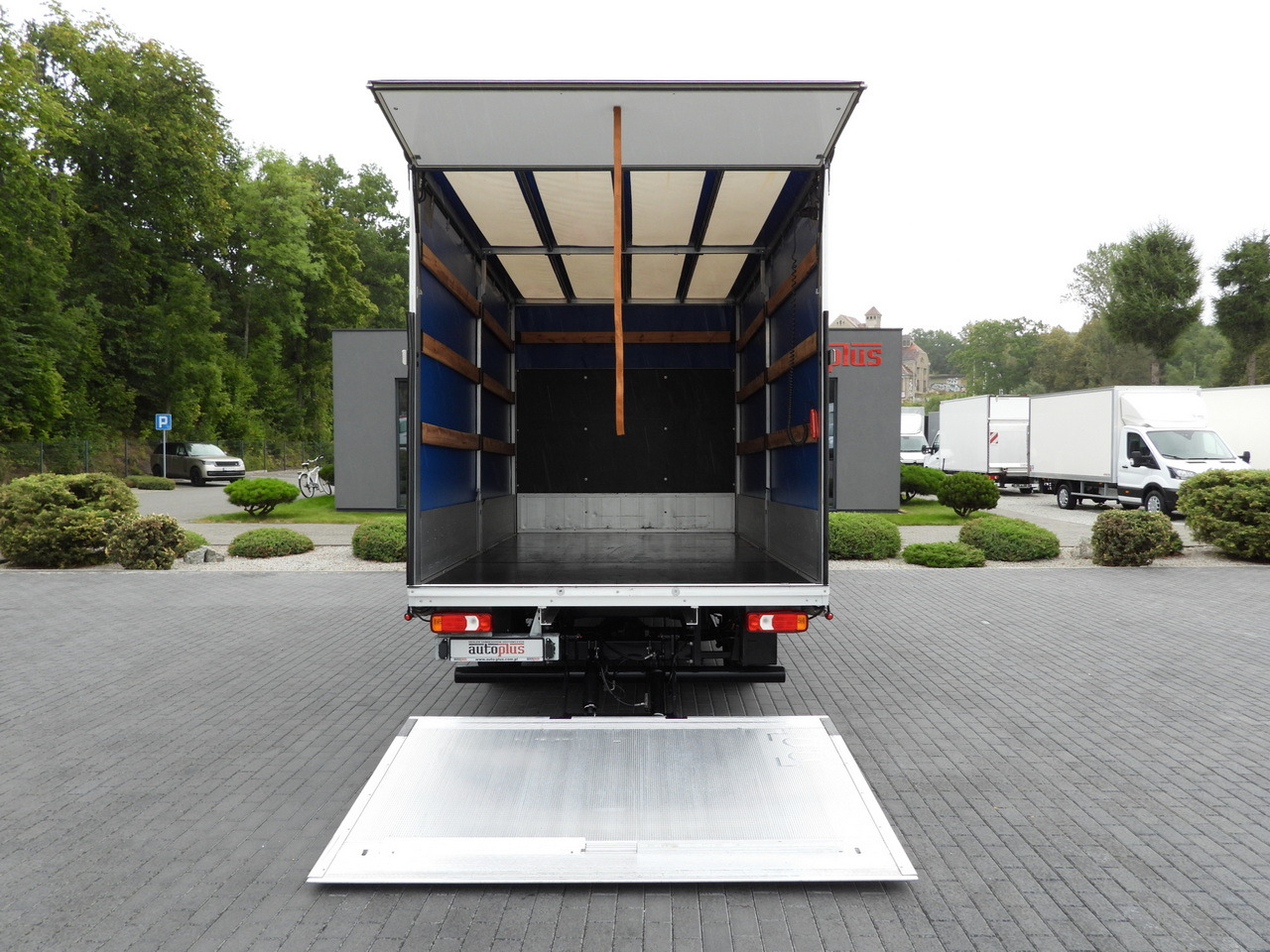 Curtain side van IVECO DAILY 35S18 TARPAULIN LIFT 8 PALLETS WEBASTO CRUISE CONTROL LED LIGHTS AIR CONDITIONING  180HP: picture 12 Curtain side van IVECO DAILY 35S18 TARPAULIN LIFT 8 PALLETS WEBASTO CRUISE CONTROL LED LIGHTS AIR CONDITIONING  180HP: picture 12