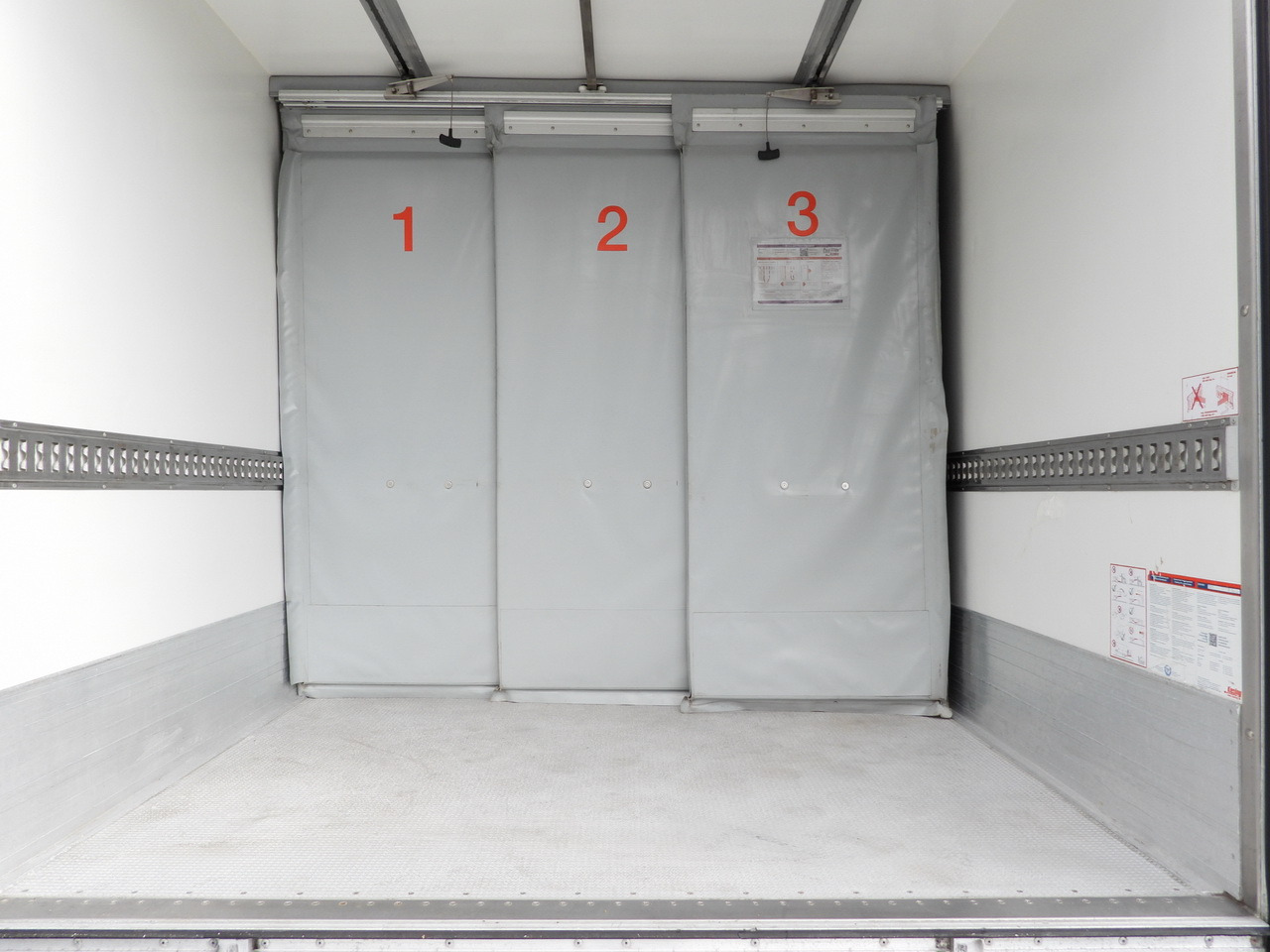 Refrigerator truck IVECO DAILY 70C17 REFRIGERATOR 1*C LIFT 10 PALLETS POWER SUPPLY 230V CRUISE CONTROL AIR CONDITIONING PNEUMATICS AUTOMATIC TRANSMISSION HI-MATIC TWIN WHEELS 170HP: picture 21 Refrigerator truck IVECO DAILY 70C17 REFRIGERATOR 1*C LIFT 10 PALLETS POWER SUPPLY 230V CRUISE CONTROL AIR CONDITIONING PNEUMATICS AUTOMATIC TRANSMISSION HI-MATIC TWIN WHEELS 170HP: picture 21