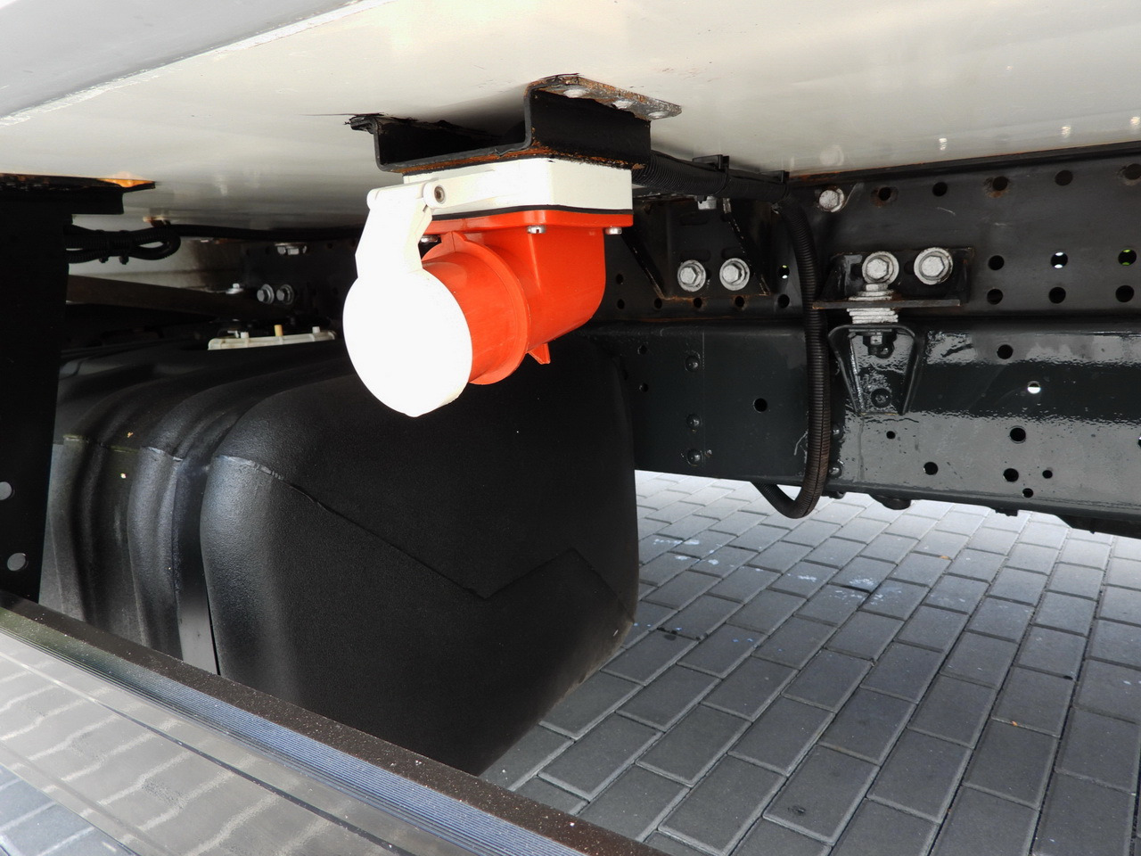 Refrigerator truck IVECO DAILY 70C17 REFRIGERATOR 1*C LIFT 10 PALLETS POWER SUPPLY 230V CRUISE CONTROL AIR CONDITIONING PNEUMATICS AUTOMATIC TRANSMISSION HI-MATIC TWIN WHEELS 170HP: picture 30 Refrigerator truck IVECO DAILY 70C17 REFRIGERATOR 1*C LIFT 10 PALLETS POWER SUPPLY 230V CRUISE CONTROL AIR CONDITIONING PNEUMATICS AUTOMATIC TRANSMISSION HI-MATIC TWIN WHEELS 170HP: picture 30