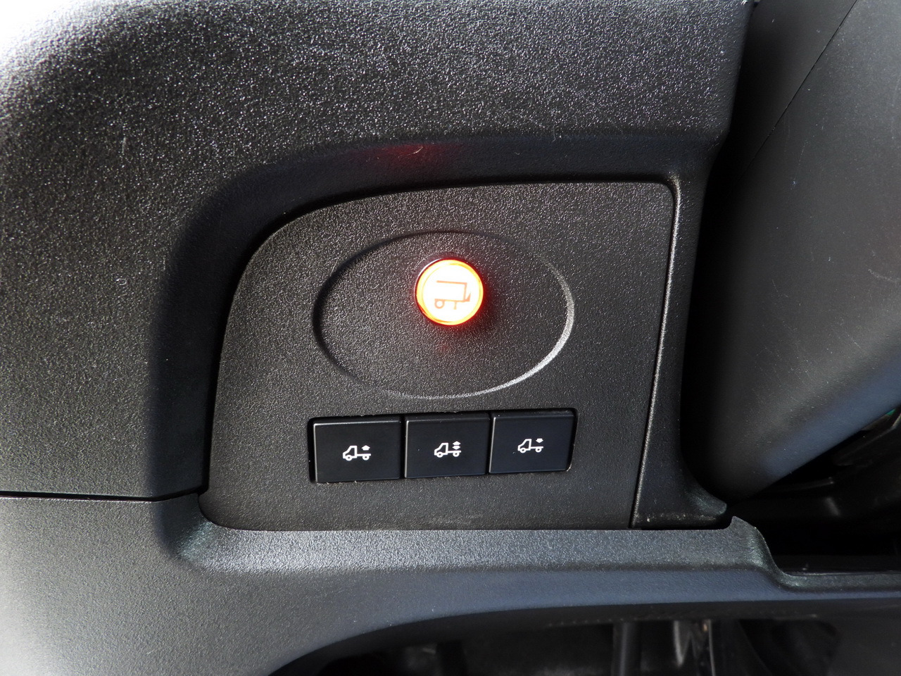 Refrigerator truck IVECO DAILY 70C17 REFRIGERATOR 1*C LIFT 10 PALLETS POWER SUPPLY 230V CRUISE CONTROL AIR CONDITIONING PNEUMATICS AUTOMATIC TRANSMISSION HI-MATIC TWIN WHEELS 170HP: picture 42 Refrigerator truck IVECO DAILY 70C17 REFRIGERATOR 1*C LIFT 10 PALLETS POWER SUPPLY 230V CRUISE CONTROL AIR CONDITIONING PNEUMATICS AUTOMATIC TRANSMISSION HI-MATIC TWIN WHEELS 170HP: picture 42