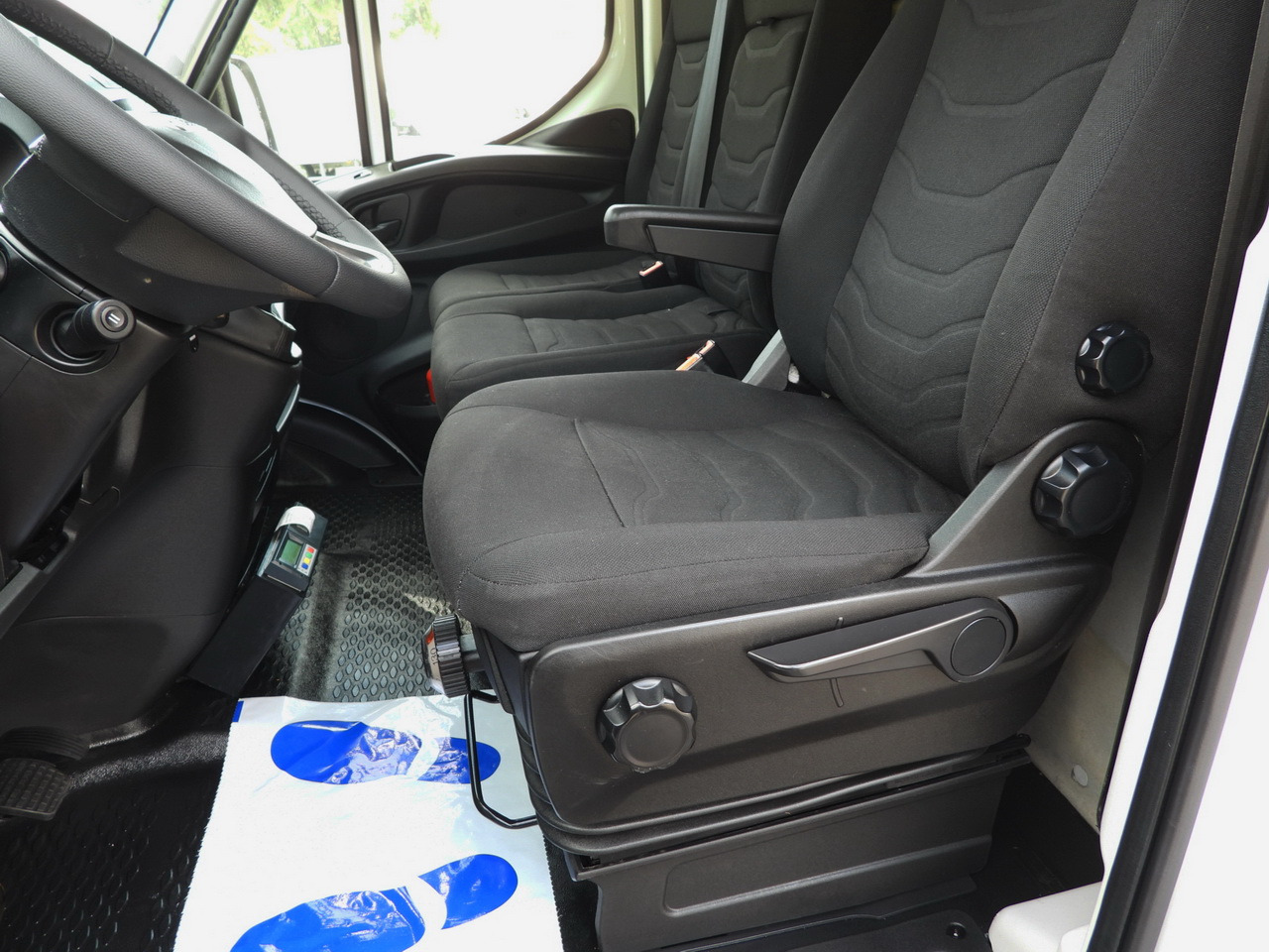 Refrigerator truck IVECO DAILY 70C17 REFRIGERATOR 1*C LIFT 10 PALLETS POWER SUPPLY 230V CRUISE CONTROL AIR CONDITIONING PNEUMATICS AUTOMATIC TRANSMISSION HI-MATIC TWIN WHEELS 170HP: picture 35 Refrigerator truck IVECO DAILY 70C17 REFRIGERATOR 1*C LIFT 10 PALLETS POWER SUPPLY 230V CRUISE CONTROL AIR CONDITIONING PNEUMATICS AUTOMATIC TRANSMISSION HI-MATIC TWIN WHEELS 170HP: picture 35