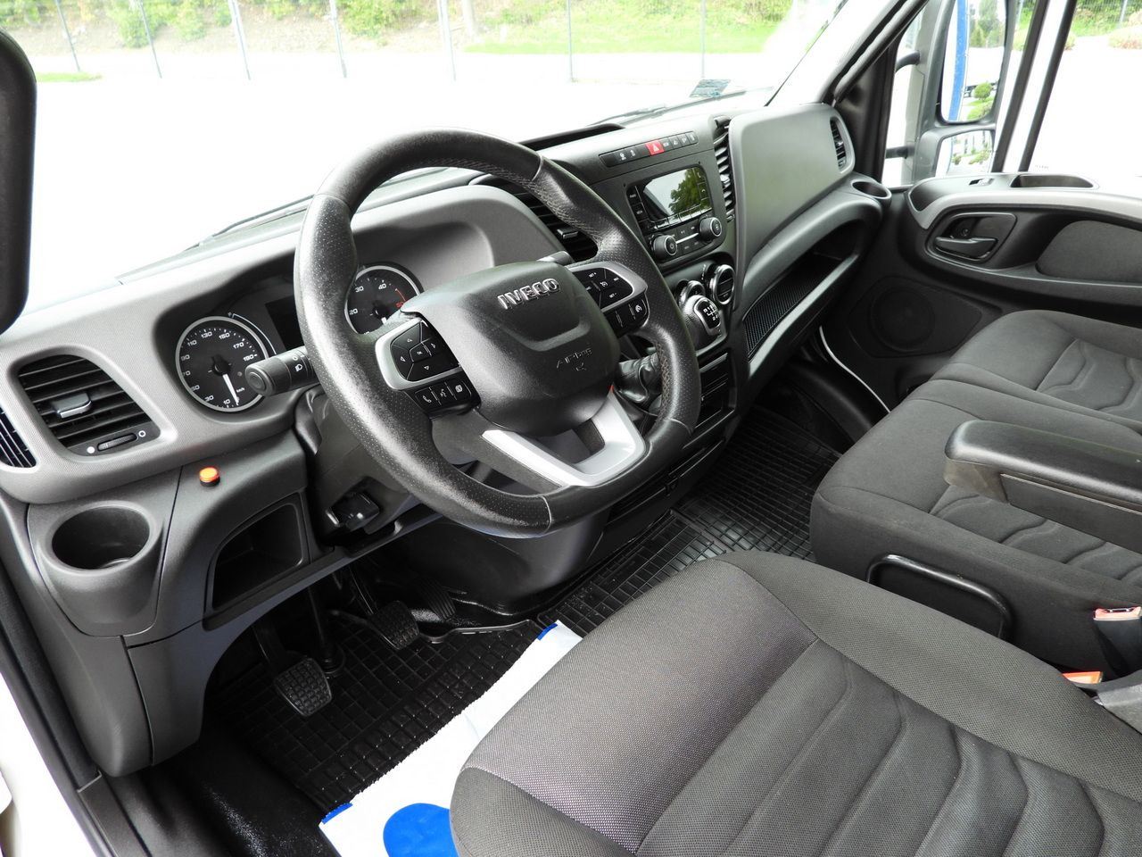 IVECO DAILY 72C18 TARPAULIN LIFT 14 PALLETS WEBASTO CRUISE CONTROL LED LIGHTS TWIN WHEELS AIR CONDITIONING 180HP - Curtain side van: picture 2 IVECO DAILY 72C18 TARPAULIN LIFT 14 PALLETS WEBASTO CRUISE CONTROL LED LIGHTS TWIN WHEELS AIR CONDITIONING 180HP - Curtain side van: picture 2