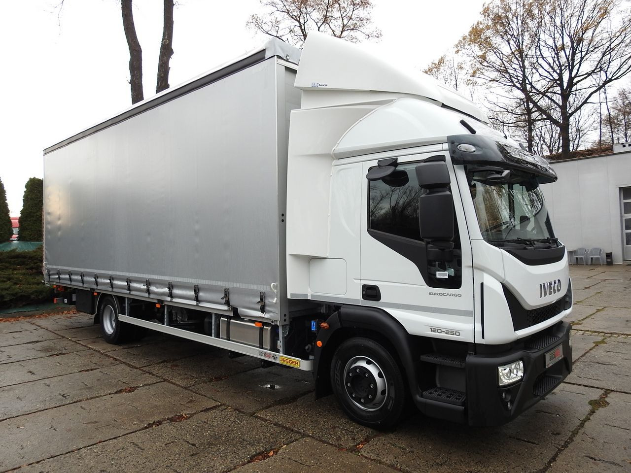 IVECO EUROCARGO 120-250 NEW TARPAULIN LIFT 18 PALLETS WEBASTO CRUISE CONTROL AIR CONDITIONING LED LIGHTS PNEUMATICS AUTOMATIC TRANSMISSION HI-MATIC 250HP - Curtainsider truck: picture 4 IVECO EUROCARGO 120-250 NEW TARPAULIN LIFT 18 PALLETS WEBASTO CRUISE CONTROL AIR CONDITIONING LED LIGHTS PNEUMATICS AUTOMATIC TRANSMISSION HI-MATIC 250HP - Curtainsider truck: picture 4
