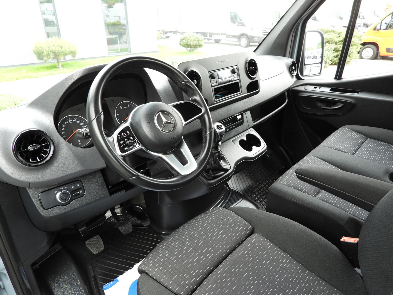 MERCEDES SPRINTER 315 STAKE BODY 8 PALLETS CRUISE CONTROL AIR CONDITIONING 150HP - Flatbed van: picture 2 MERCEDES SPRINTER 315 STAKE BODY 8 PALLETS CRUISE CONTROL AIR CONDITIONING 150HP - Flatbed van: picture 2