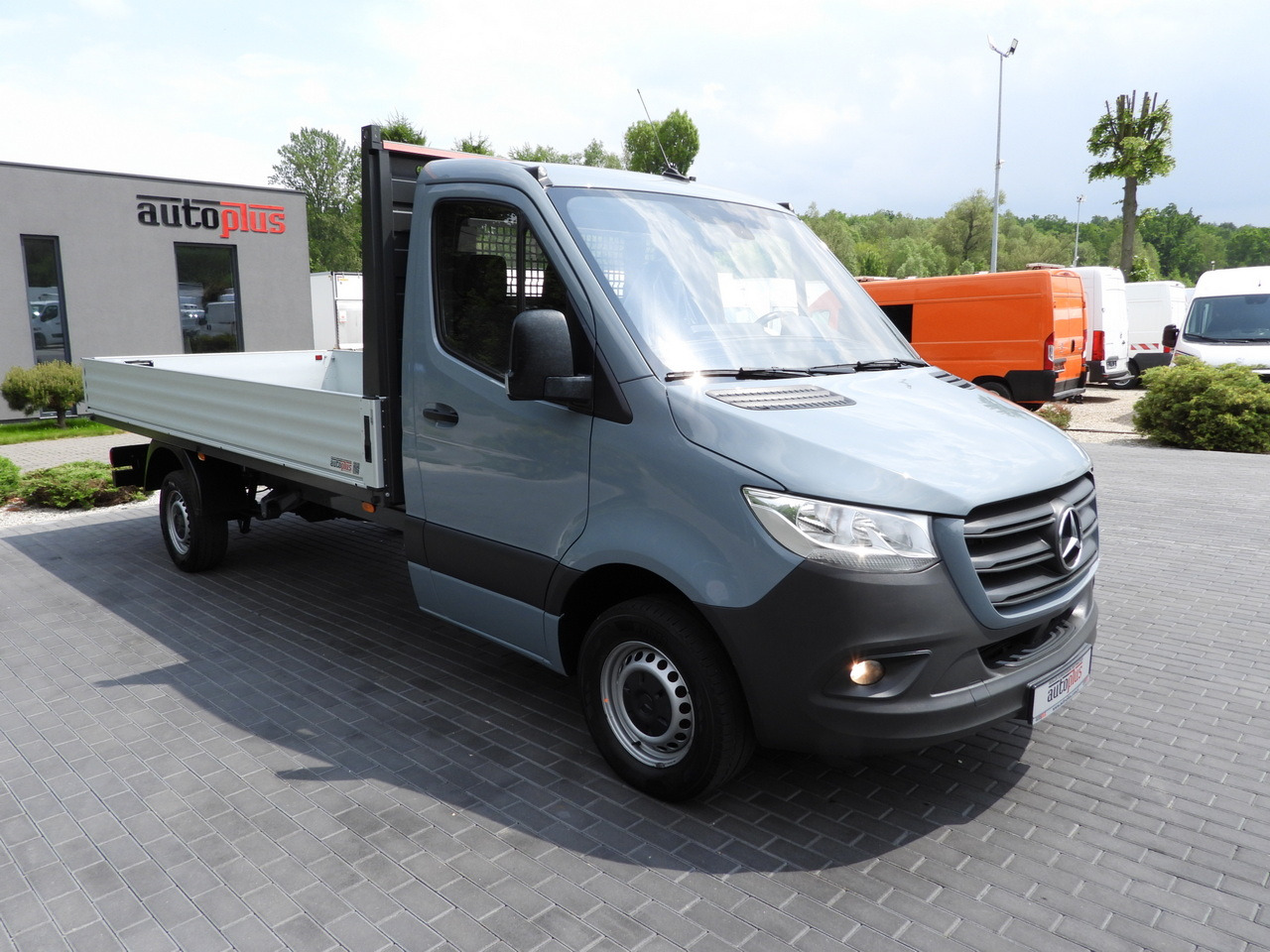 MERCEDES SPRINTER 315 STAKE BODY 8 PALLETS CRUISE CONTROL AIR CONDITIONING 150HP - Flatbed van: picture 4 MERCEDES SPRINTER 315 STAKE BODY 8 PALLETS CRUISE CONTROL AIR CONDITIONING 150HP - Flatbed van: picture 4